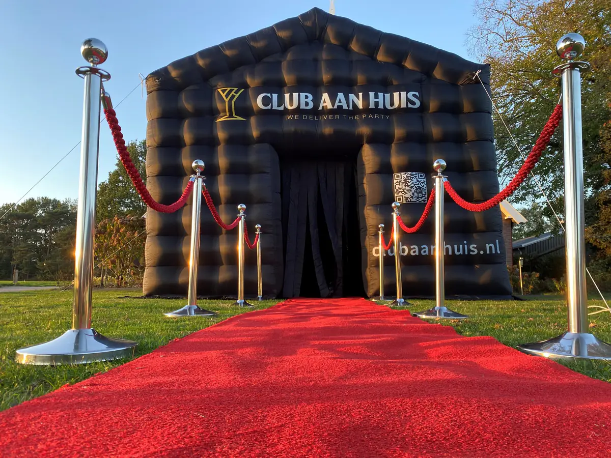 Discotent van Club Aan Huis overdag met rode loper en afzetpalen