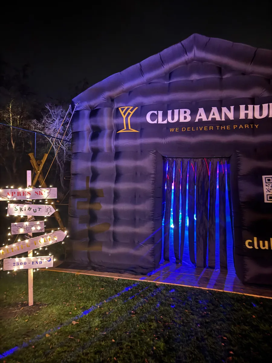 Discotent van Club Aan Huis in het donker met verlichting