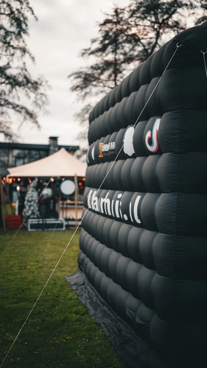 Zijkant van de discotent met clubaanhuis.nl